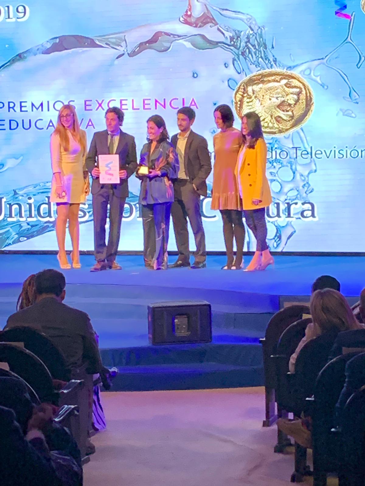 Equipo Nemomarlin recibiendo premio Excelencia Educativa 2019