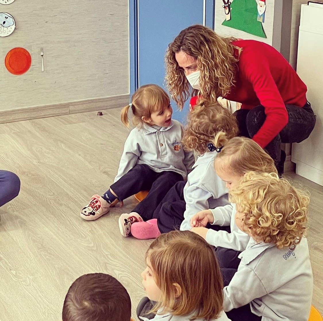Reportera telemadrid evento juegaterapia en escuela infantil Nemomarlin Tres Cantos
