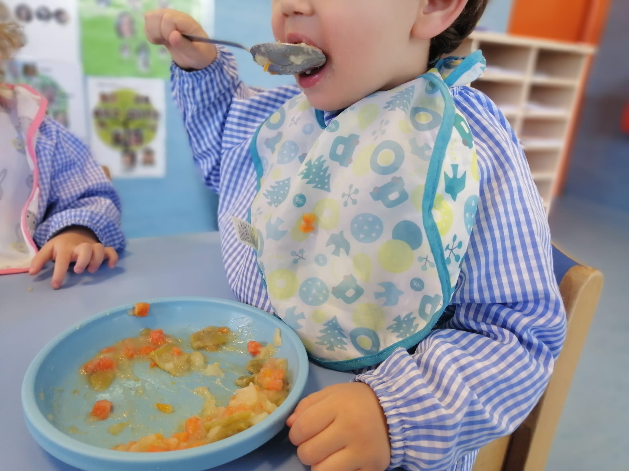 Niño comiendo en escuela infantil Rivas Nemomarlin