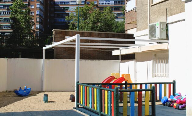 Patio 2 columpios Escuela Infantil Nemomarlin La Vaguada